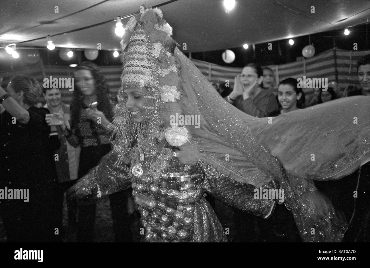 8 mai 2006 - Rosh Ahine, Israël - Une mariée yéménite israélienne danse lors de sa cérémonie du henné. Avoir une cérémonie juive traditionnelle du henné est censé apporter de la chance au nouveau couple. À mesure que le pays progresse et se modernise à bien des égards, les vieilles traditions sont maintenues par beaucoup. Les images de Eye to Sion montrent la diversité culturelle et le paradoxe en Israël. (Crédit image : © Motty Levy/ZUMA Wire/ZUMAPRESS.com) Banque D'Images