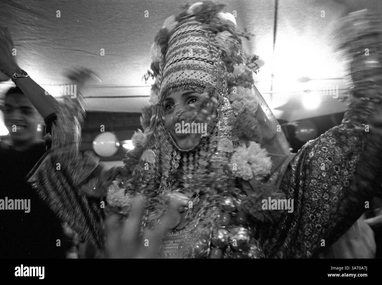 8 mai 2006 - Rosh Ahine, Israël - Une mariée yéménite israélienne danse lors de sa cérémonie du henné. Avoir une cérémonie juive traditionnelle du henné est censé apporter de la chance au nouveau couple., il est censé apporter de la chance au nouveau couple. À mesure que le pays progresse et se modernise à bien des égards, les vieilles traditions sont maintenues par beaucoup. Les images de Eye to Sion montrent la diversité culturelle et le paradoxe en Israël. (Crédit image : © Motty Levy/ZUMA Wire/ZUMAPRESS.com) Banque D'Images