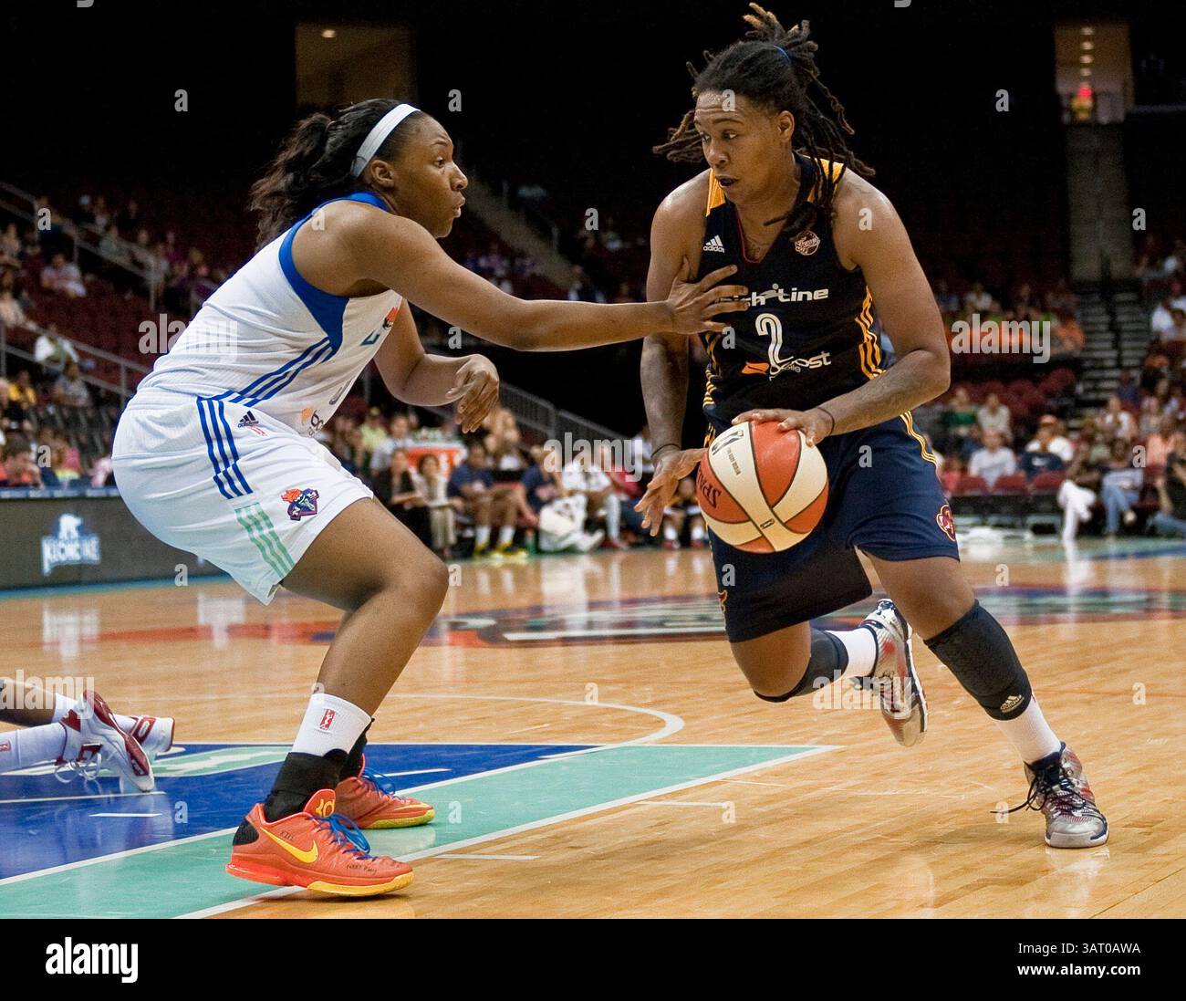 13 juillet 2013 - Newark, New Jersey, États-Unis - 13 juillet 2013 : L'attaquante de Fever Erlana Larkins (2) reçoit la pression du centre de Liberty Avery Warley (7) en seconde mi-temps lors de l'action de la WNBA au Prudential Center à Newark, New Jersey entre la liberté de New York et la fièvre de l'Indiana. Fever vaincu Liberty 74-53.(image crédit : © Duncan Williams/Cal Sport Media/ZUMAPRESS.com) Banque D'Images