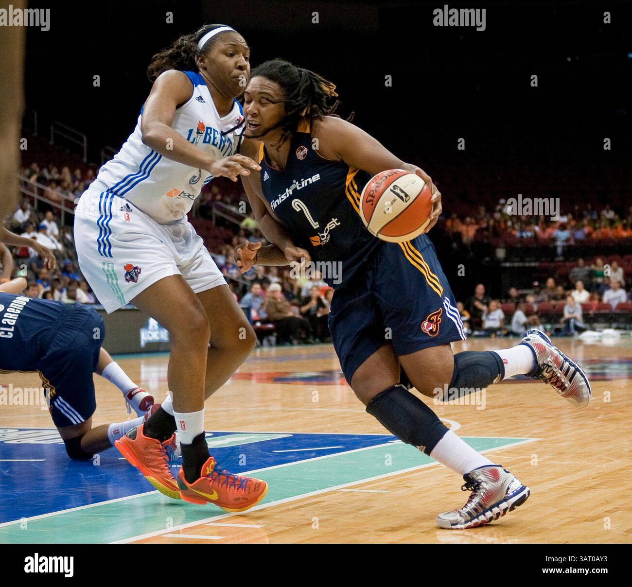 13 juillet 2013 - Newark, New Jersey, États-Unis - 13 juillet 2013 : L'attaquante de Fever Erlana Larkins (2) reçoit la pression du centre de Liberty Avery Warley (7) en seconde mi-temps lors de l'action de la WNBA au Prudential Center à Newark, New Jersey entre la liberté de New York et la fièvre de l'Indiana. Fever vaincu Liberty 74-53.(image crédit : © Duncan Williams/Cal Sport Media/ZUMAPRESS.com) Banque D'Images