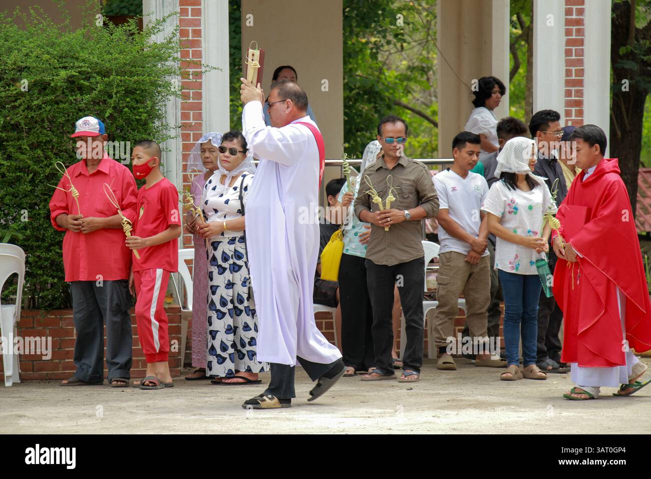 Mae Sot, Thaïlande. 13 avril 2025. Un diacre tenant la Sainte Bible pendant le massage du dimanche des Rameaux. La communauté migrante du Myanmar à Mae Sot, en Thaïlande, a célébré la messe du dimanche des Rameaux à l'église Sainte-Faustina. Beaucoup d'entre eux, y compris des chrétiens qui ont fui la frontière du Myanmar, ont rejoint le service. Le dimanche des Rameaux marque l'entrée de Jésus à Jérusalem, accueilli par des foules agitant des branches de palmier. (Photo de Paschal Zayar/SOPA images/SIPA USA) crédit : SIPA USA/Alamy Live News Banque D'Images