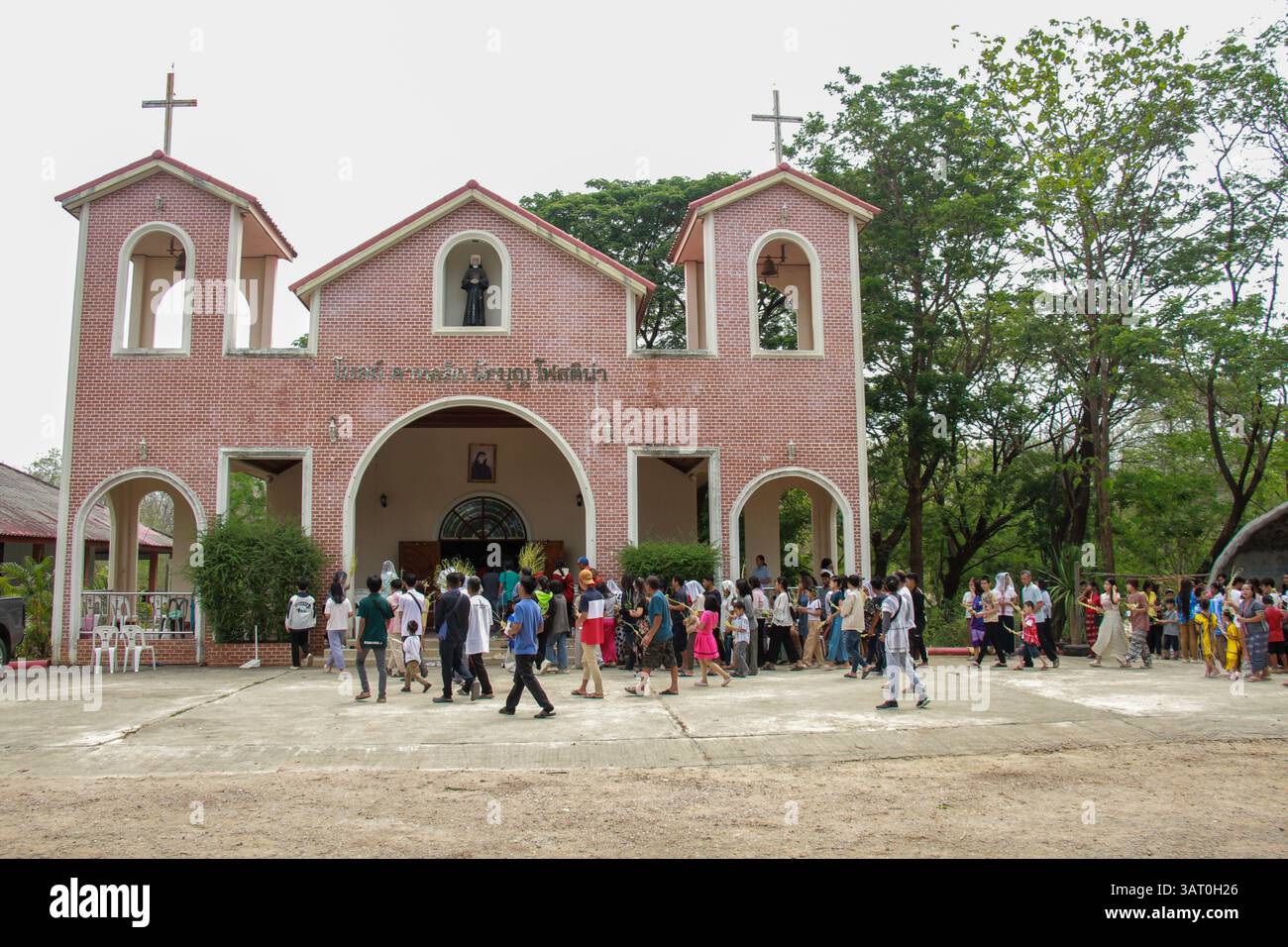 Mae Sot, Thaïlande. 13 avril 2025. Les gens célèbrent la messe du dimanche des Rameaux à l'église Sainte Faustina à Mae Sot. La communauté migrante du Myanmar à Mae Sot, en Thaïlande, a célébré la messe du dimanche des Rameaux à l'église Sainte-Faustina. Beaucoup d'entre eux, y compris des chrétiens qui ont fui la frontière du Myanmar, ont rejoint le service. Le dimanche des Rameaux marque l'entrée de Jésus à Jérusalem, accueilli par des foules agitant des branches de palmier. (Photo de Paschal Zayar/SOPA images/SIPA USA) crédit : SIPA USA/Alamy Live News Banque D'Images