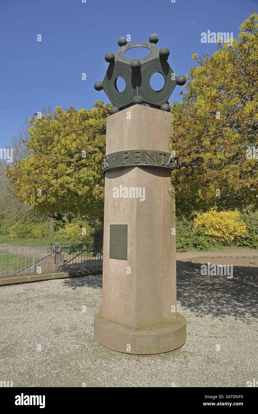 Colonne avec pentagone dodécaèdre, dodécaèdre, polyèdre, tridimensionnel, régulier, polygone, dodécaèdre, solide platonique, sphères, romain, open-a. Banque D'Images