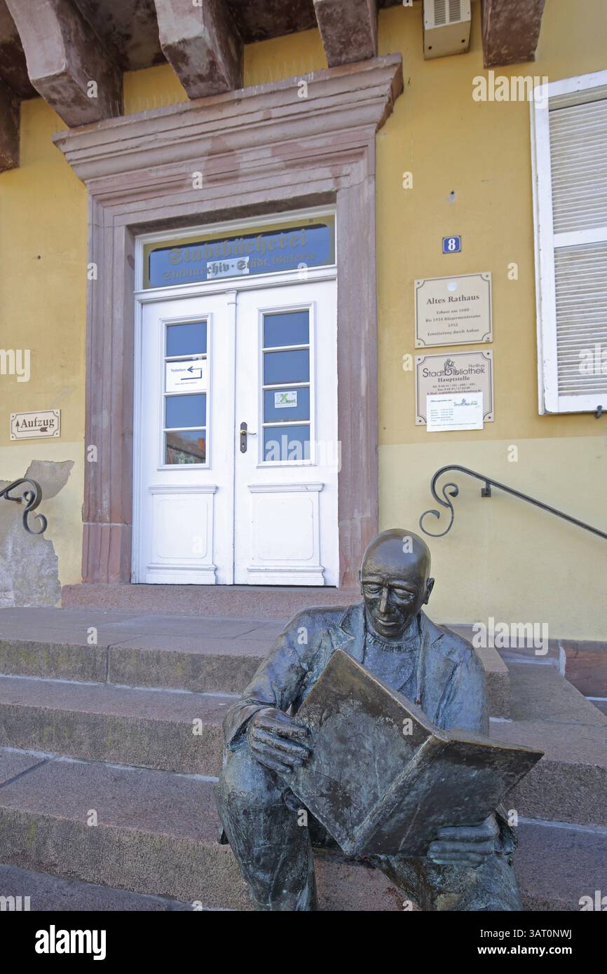 Sculpture le lecteur de Klaus Glutting 1987 devant l'entrée de l'ancien hôtel de ville, art moderne, sculpture en bronze assis sur une volée de marches, Banque D'Images