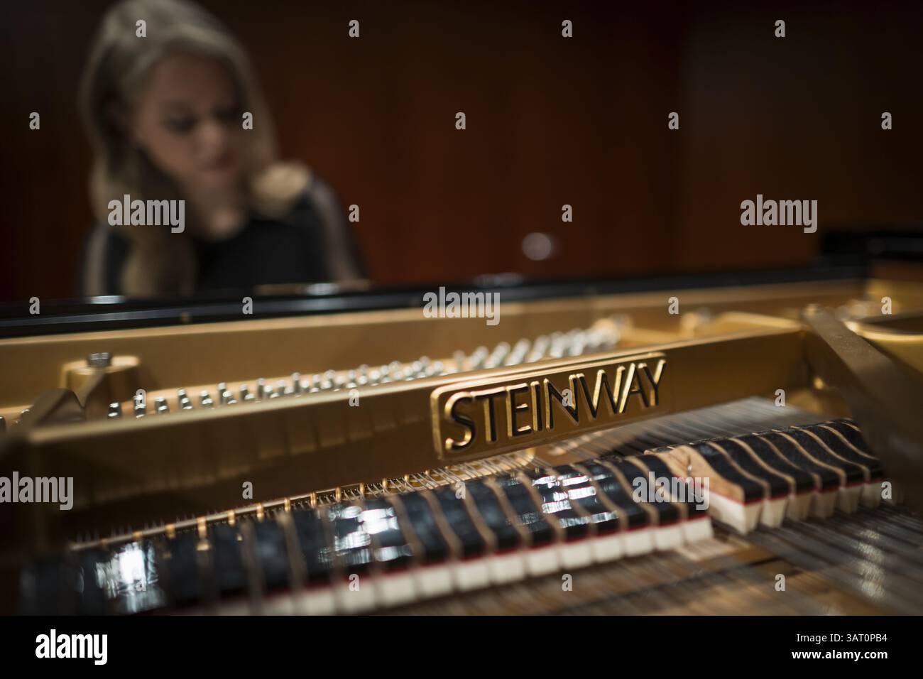 Jeune pianiste jouant sur un piano à queue Steinway & sons, Stuttgart, Bade-Wuerttemberg Banque D'Images