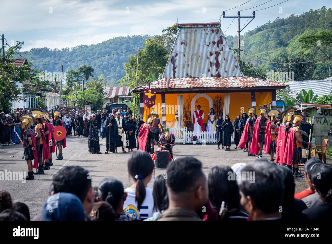 Les dévots prennent part à une procession du vendredi Saint, marchant à travers la ville dans un rituel solennel riche en éléments culturels catholiques et traditionnels locaux. Banque D'Images