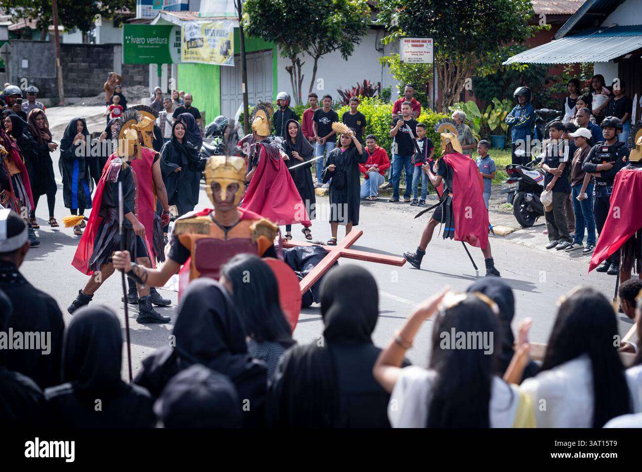 Les dévots prennent part à une procession du vendredi Saint, marchant à travers la ville dans un rituel solennel riche en éléments culturels catholiques et traditionnels locaux. Banque D'Images
