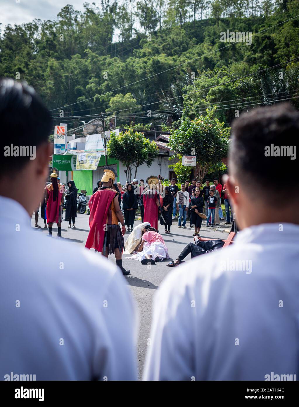 Les dévots prennent part à une procession du vendredi Saint, marchant à travers la ville dans un rituel solennel riche en éléments culturels catholiques et traditionnels locaux. Banque D'Images