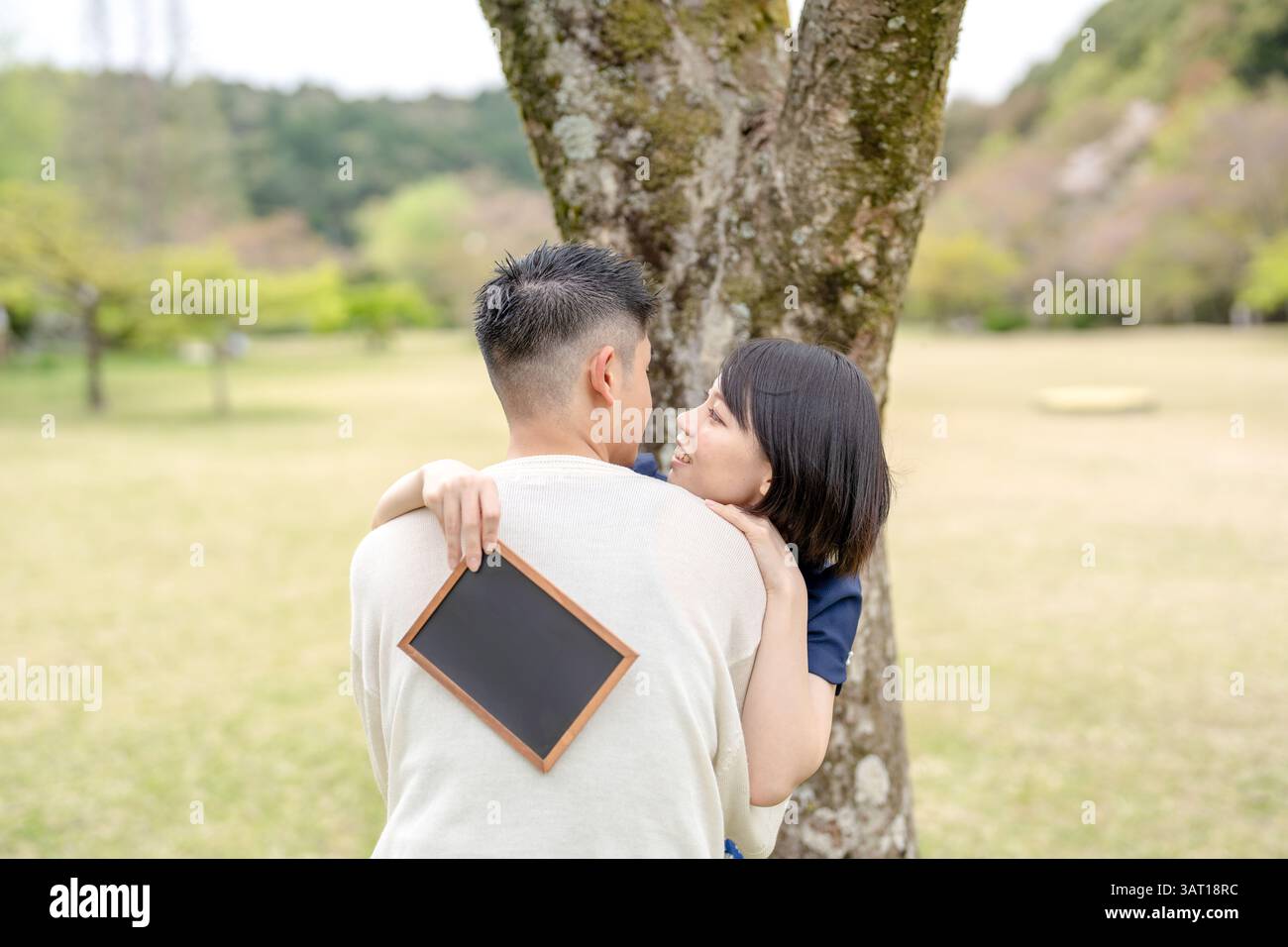 Dans la scène printanière en mai, il y a un parc sans pilote, préfecture d'Aichi. Les couples japonais au début de la vingtaine passent du temps ensemble. Ils embrassent chaque ot Banque D'Images