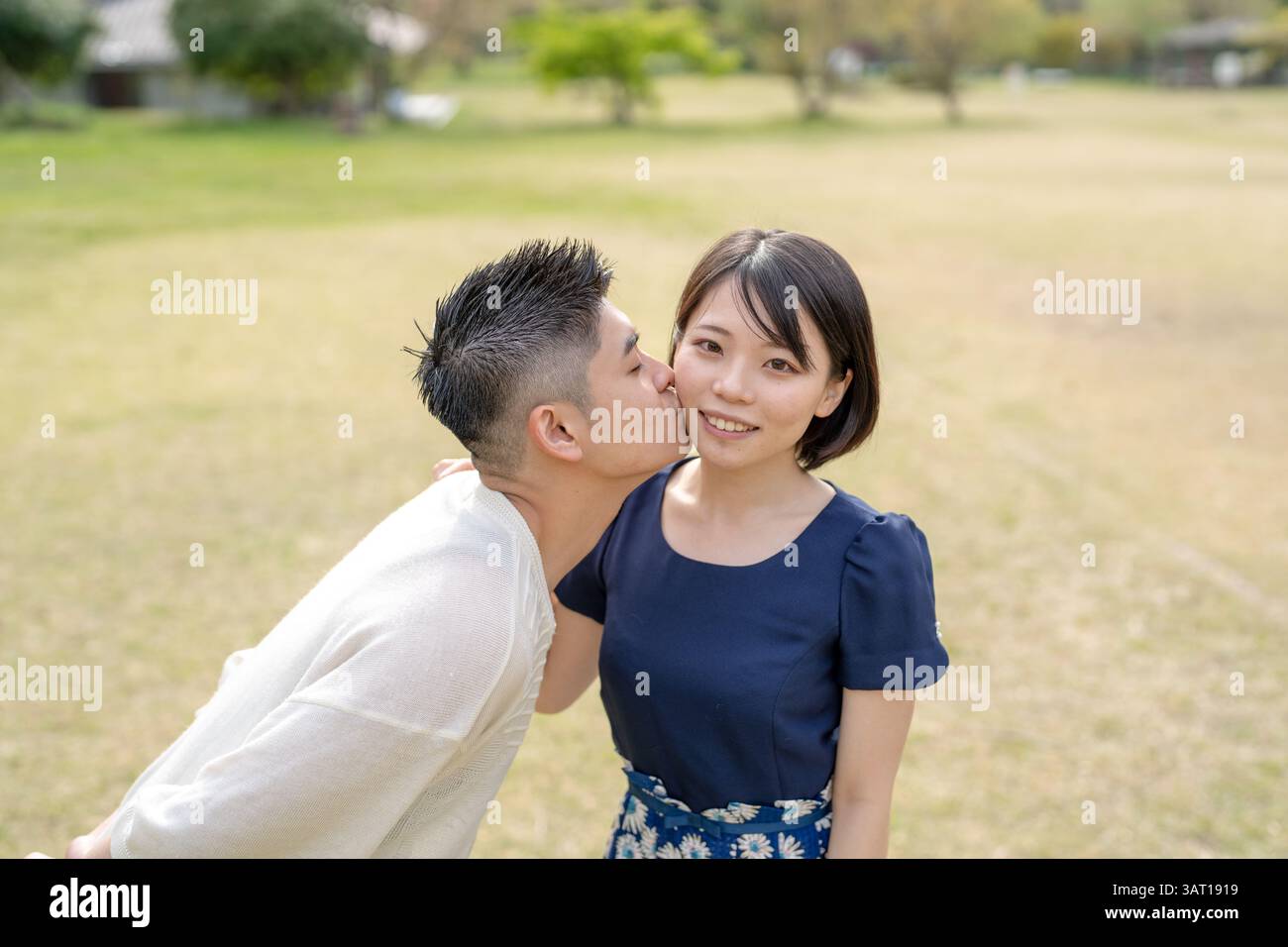 Dans la scène printanière en mai, il y a un parc sans pilote, préfecture d'Aichi. Les couples japonais au début de la vingtaine passent du temps ensemble. Ils dépensent leur tim Banque D'Images