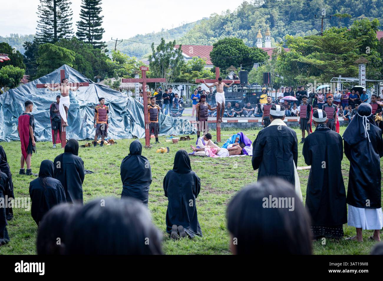Les dévots prennent part à une procession du vendredi Saint, marchant à travers la ville dans un rituel solennel riche en éléments culturels catholiques et traditionnels locaux. Banque D'Images