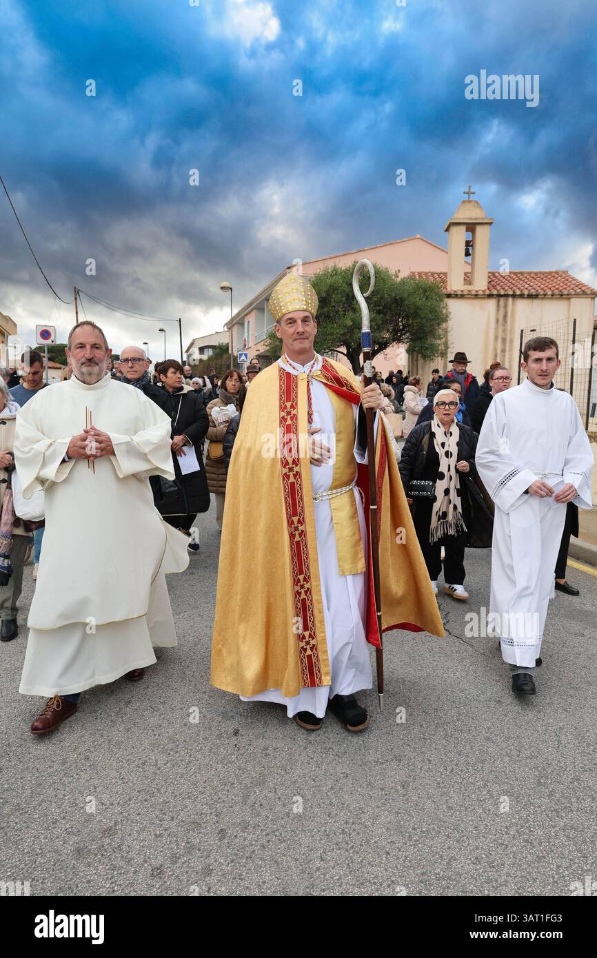 Calvi, France. 17 avril 2025. CORSE, FRANCE - le jeudi Saint à Calvi, en Corse, les fidèles catholiques assistent à la messe traditionnelle avec la 'Lavanda' ( nettoyage des pieds ) et la bénédiction des Canistrelli (gâteaux traditionnels) avant de marcher en procession de l'église Sainte-Marie majeure à la citadelle avec les confrères. Photo y Shootpix/ABACAPRESS. COM Credit : Abaca Press/Alamy Live News Banque D'Images