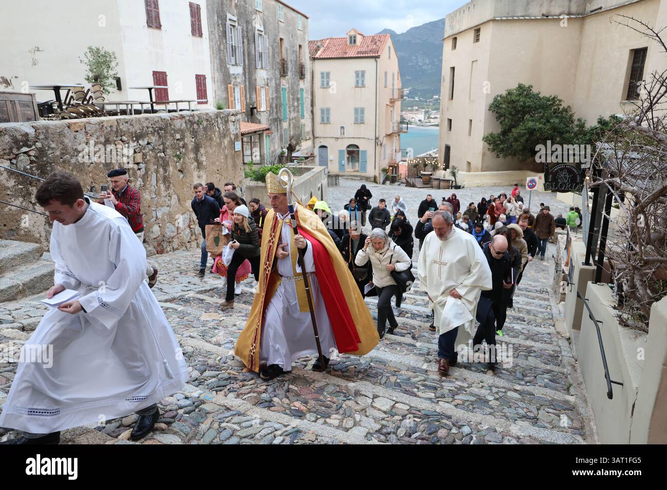 Calvi, France. 17 avril 2025. CORSE, FRANCE - le jeudi Saint à Calvi, en Corse, les fidèles catholiques assistent à la messe traditionnelle avec la 'Lavanda' ( nettoyage des pieds ) et la bénédiction des Canistrelli (gâteaux traditionnels) avant de marcher en procession de l'église Sainte-Marie majeure à la citadelle avec les confrères. Photo y Shootpix/ABACAPRESS. COM Credit : Abaca Press/Alamy Live News Banque D'Images