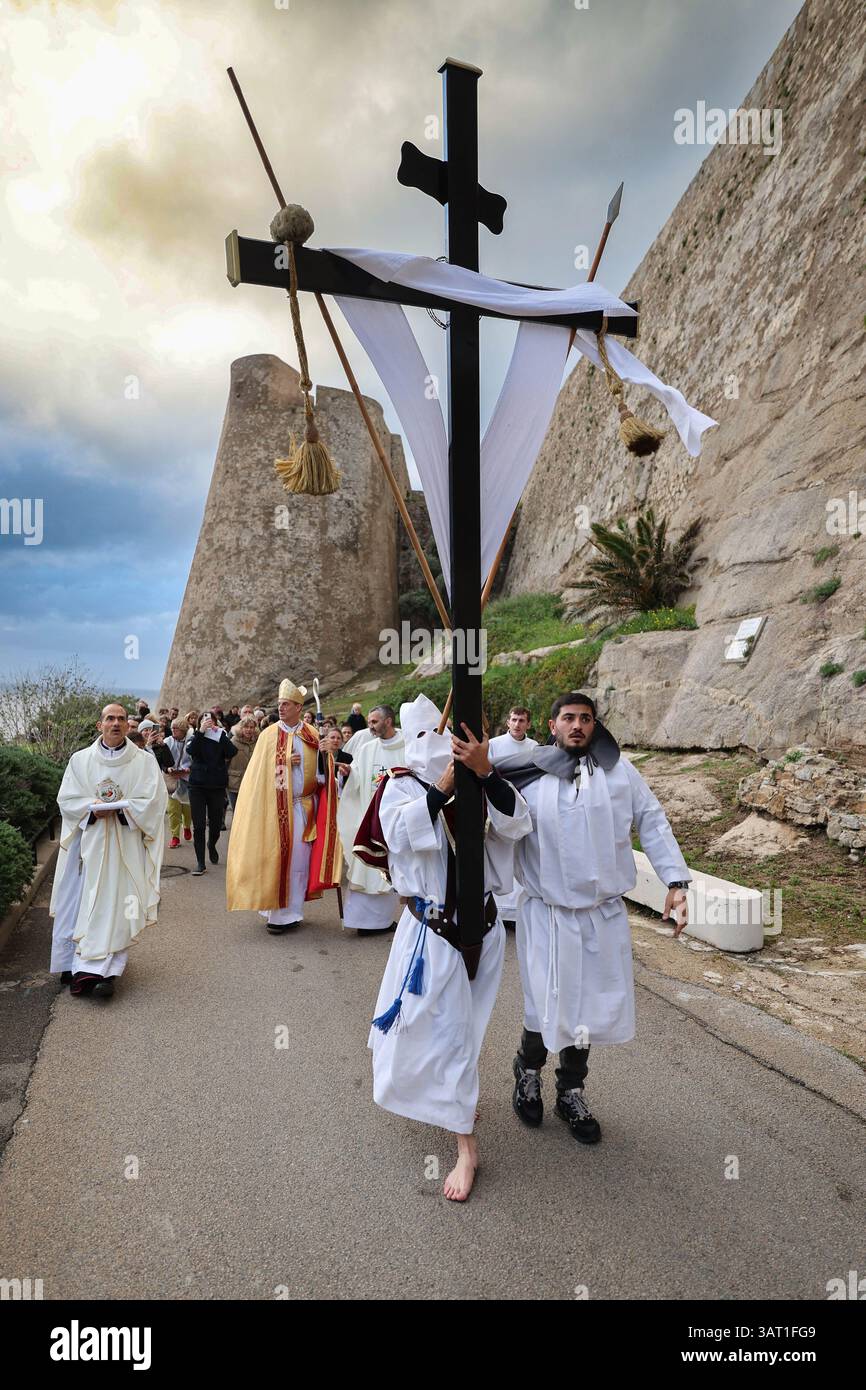 Calvi, France. 17 avril 2025. CORSE, FRANCE - le jeudi Saint à Calvi, en Corse, les fidèles catholiques assistent à la messe traditionnelle avec la 'Lavanda' ( nettoyage des pieds ) et la bénédiction des Canistrelli (gâteaux traditionnels) avant de marcher en procession de l'église Sainte-Marie majeure à la citadelle avec les confrères. Photo y Shootpix/ABACAPRESS. COM Credit : Abaca Press/Alamy Live News Banque D'Images