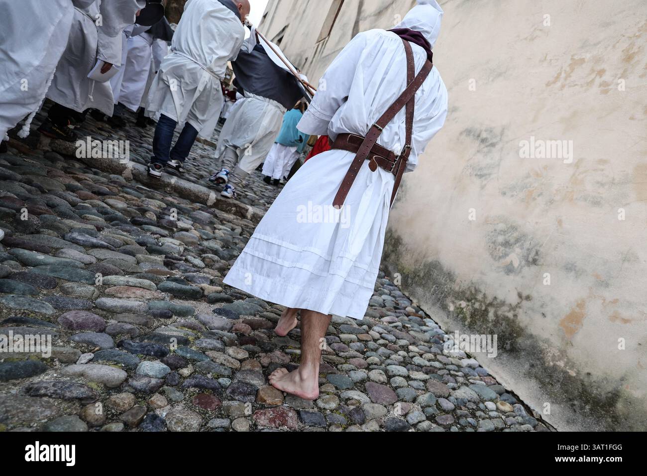 Calvi, France. 17 avril 2025. CORSE, FRANCE - le jeudi Saint à Calvi, en Corse, les fidèles catholiques assistent à la messe traditionnelle avec la 'Lavanda' ( nettoyage des pieds ) et la bénédiction des Canistrelli (gâteaux traditionnels) avant de marcher en procession de l'église Sainte-Marie majeure à la citadelle avec les confrères. Photo y Shootpix/ABACAPRESS. COM Credit : Abaca Press/Alamy Live News Banque D'Images