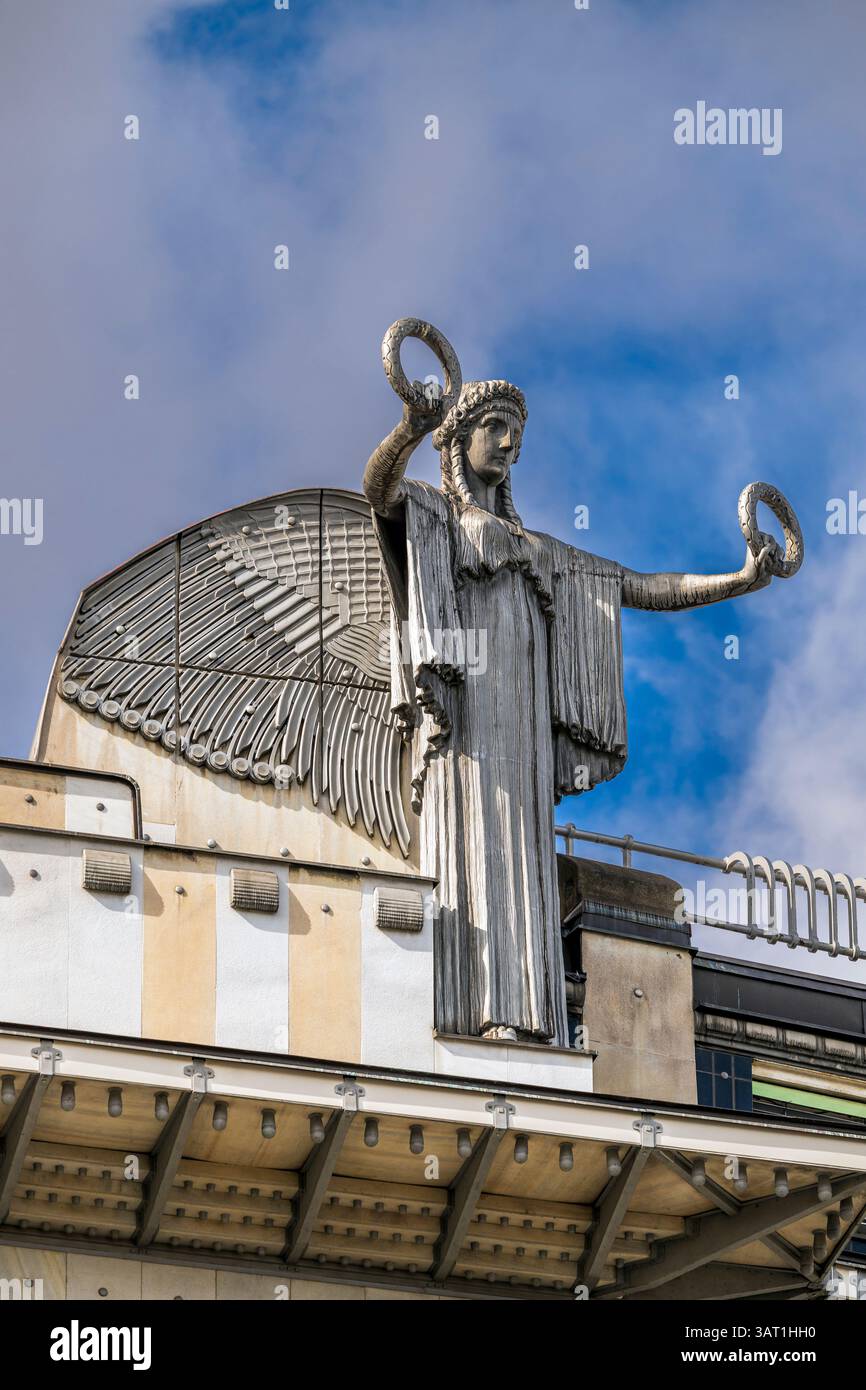 Sculpture sur le toit du bâtiment de la Caisse d'épargne postale autrichienne (Osterreichische Postsparkasse) conçue par l'architecte autrichien Otto Wagner, Vienne, Banque D'Images