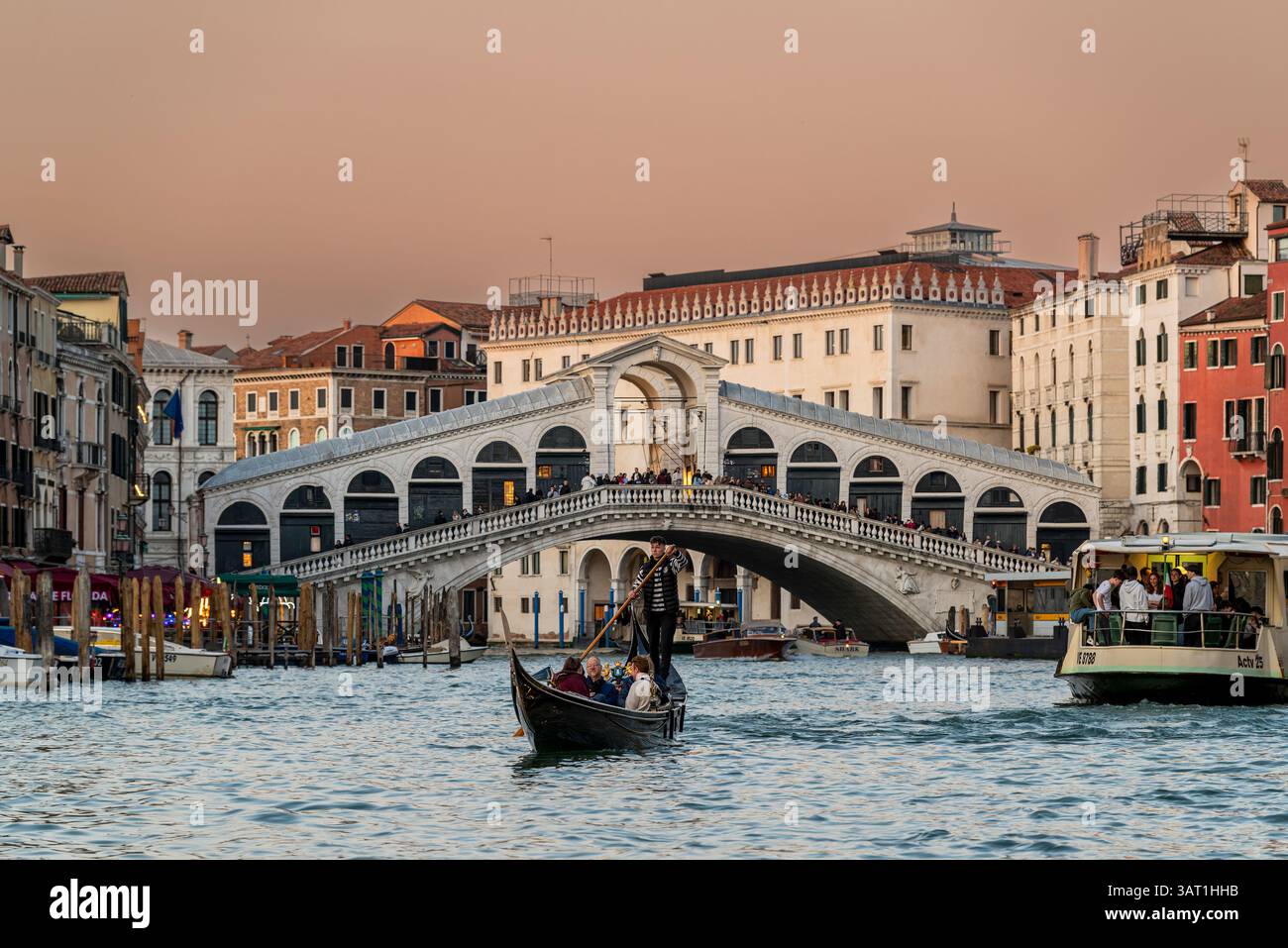 Pont du Rialto et Grand canal au coucher du soleil, Venise, Vénétie, Italie Banque D'Images