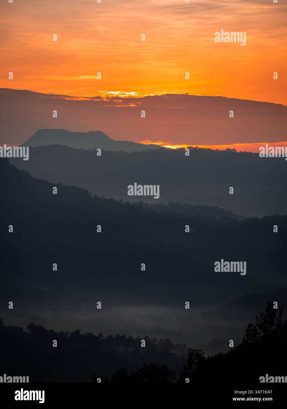 Soleil derrière les nuages au-dessus des montagnes. Beau lever ou coucher de soleil Banque D'Images