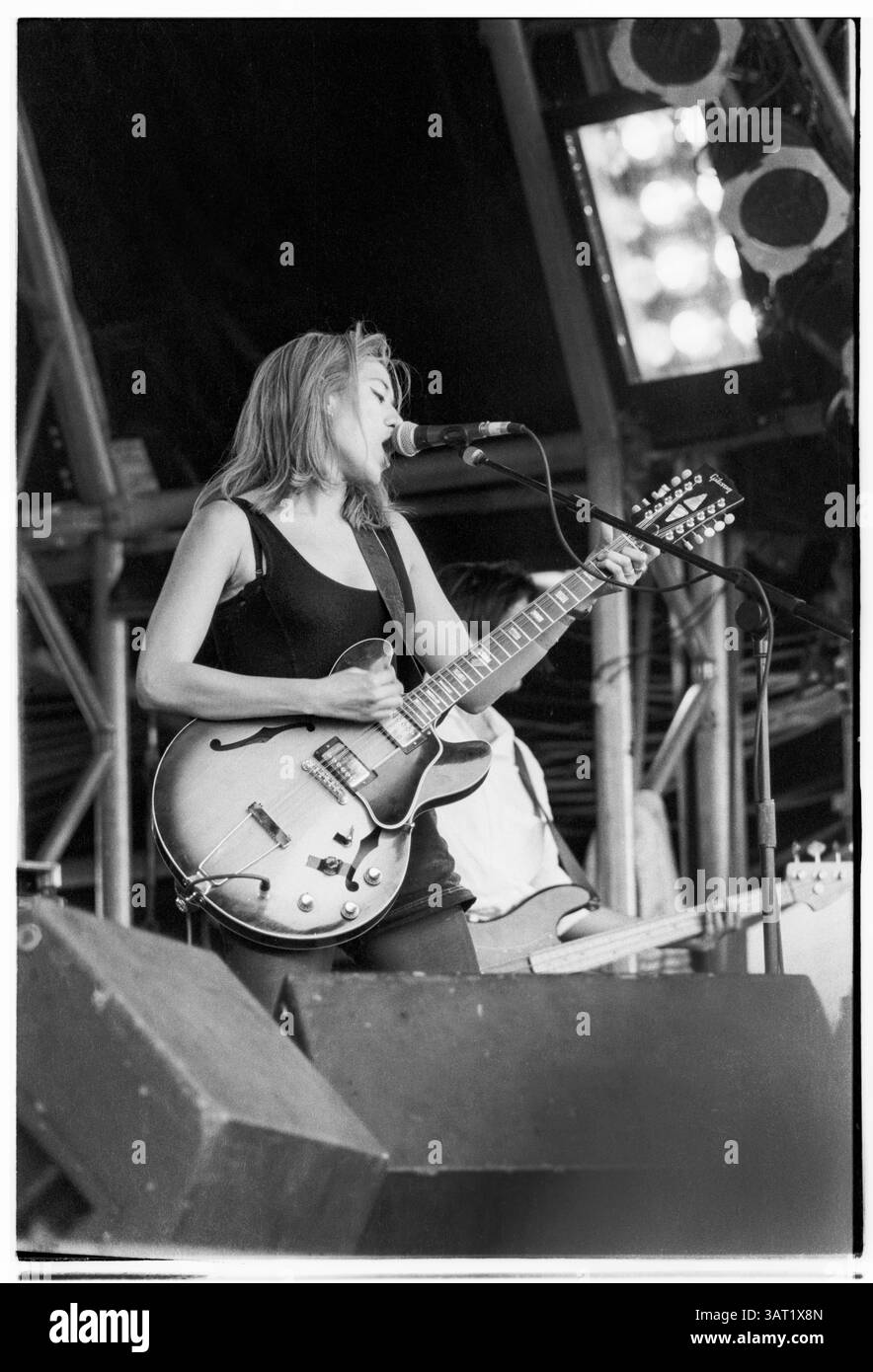 LUSH, PYRAMID STAGE, GLASTONBURY 92 : Miki Berenyi du groupe Lush on the Pyramid Stage au Glastonbury Festival, Pilton, Angleterre, juin 26 1992. Photographie : ROB WATKINS. Info : ​Miki Berenyi est un chanteur, auteur-compositeur et guitariste anglais, surtout connu pour être un membre fondateur du groupe de shoegaze Lush. Née à Londres en 1967 d’une mère japonaise et d’un père hongrois, elle a co-fondé Lush en 1987 avec une amie d’école Emma Anderson. Le groupe est acclamé avec des albums comme Spooky (1992) et Lovelife (1996), mêlant voix éthérée et guitares superposées. Banque D'Images