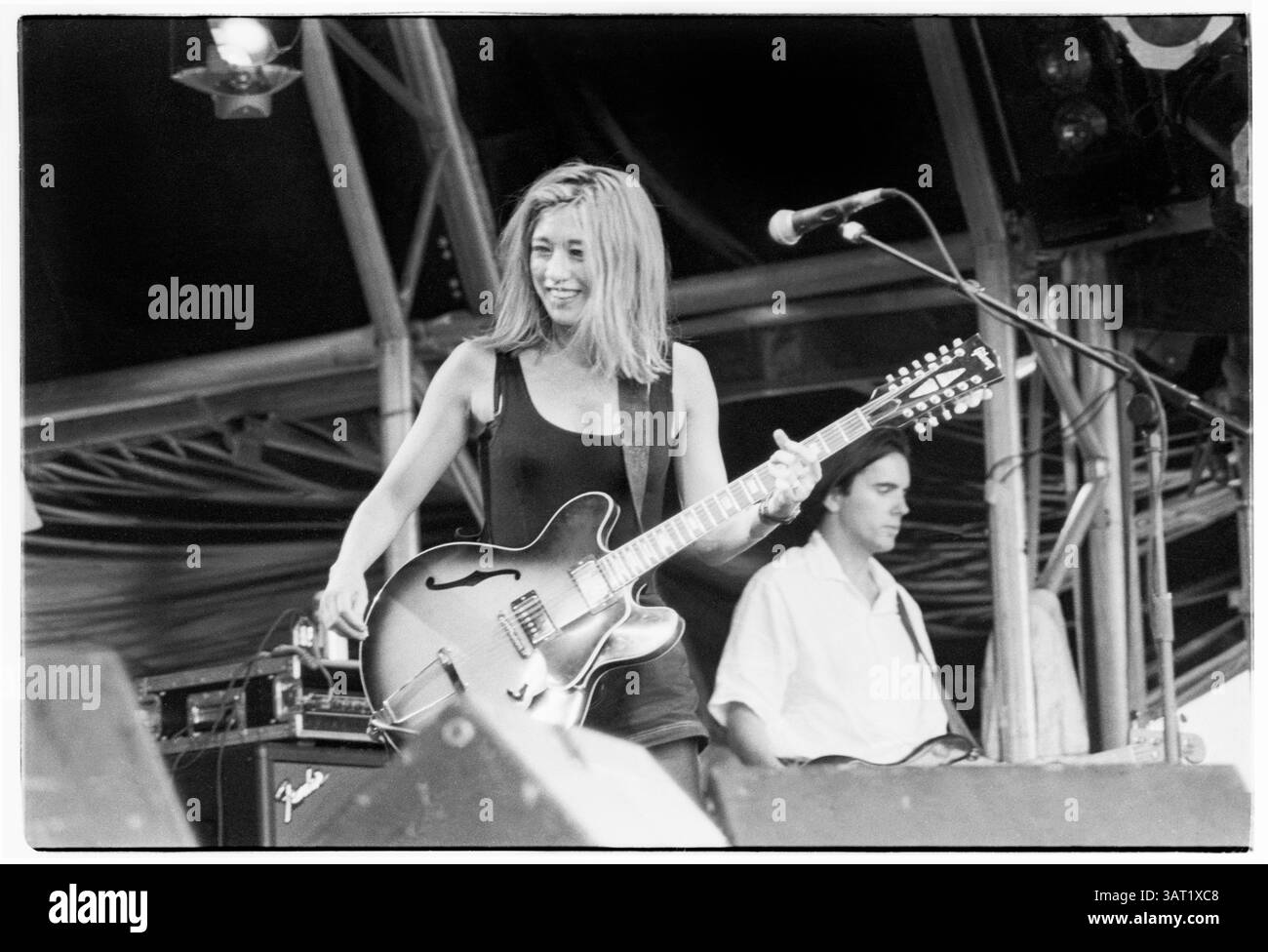 LUSH, PYRAMID STAGE, GLASTONBURY 92 : Miki Berenyi du groupe Lush on the Pyramid Stage au Glastonbury Festival, Pilton, Angleterre, juin 26 1992. Photographie : ROB WATKINS. Info : ​Miki Berenyi est un chanteur, auteur-compositeur et guitariste anglais, surtout connu pour être un membre fondateur du groupe de shoegaze Lush. Née à Londres en 1967 d’une mère japonaise et d’un père hongrois, elle a co-fondé Lush en 1987 avec une amie d’école Emma Anderson. Le groupe est acclamé avec des albums comme Spooky (1992) et Lovelife (1996), mêlant voix éthérée et guitares superposées. Banque D'Images