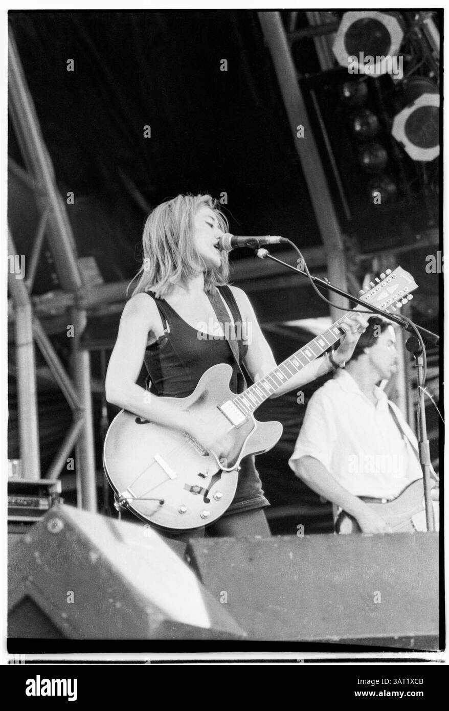 LUSH, PYRAMID STAGE, GLASTONBURY 92 : Miki Berenyi du groupe Lush on the Pyramid Stage au Glastonbury Festival, Pilton, Angleterre, juin 26 1992. Photographie : ROB WATKINS. Info : ​Miki Berenyi est un chanteur, auteur-compositeur et guitariste anglais, surtout connu pour être un membre fondateur du groupe de shoegaze Lush. Née à Londres en 1967 d’une mère japonaise et d’un père hongrois, elle a co-fondé Lush en 1987 avec une amie d’école Emma Anderson. Le groupe est acclamé avec des albums comme Spooky (1992) et Lovelife (1996), mêlant voix éthérée et guitares superposées. Banque D'Images