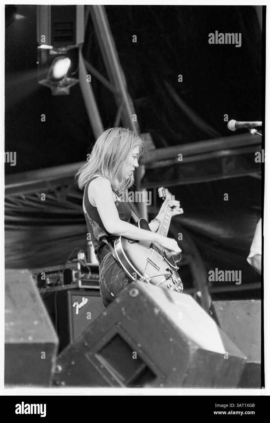 LUSH, PYRAMID STAGE, GLASTONBURY 92 : Miki Berenyi du groupe Lush on the Pyramid Stage au Glastonbury Festival, Pilton, Angleterre, juin 26 1992. Photographie : ROB WATKINS. Info : ​Miki Berenyi est un chanteur, auteur-compositeur et guitariste anglais, surtout connu pour être un membre fondateur du groupe de shoegaze Lush. Née à Londres en 1967 d’une mère japonaise et d’un père hongrois, elle a co-fondé Lush en 1987 avec une amie d’école Emma Anderson. Le groupe est acclamé avec des albums comme Spooky (1992) et Lovelife (1996), mêlant voix éthérée et guitares superposées. Banque D'Images