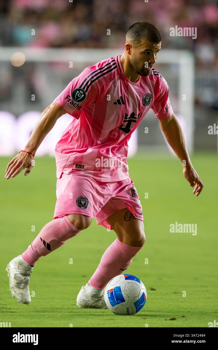 Le défenseur de l'Inter Miami CF Marcelo Weigandt dribble le ballon lors d'un match de la Coupe des Champions de la CONCACAF contre le LAFC au Chase Stadium. Banque D'Images