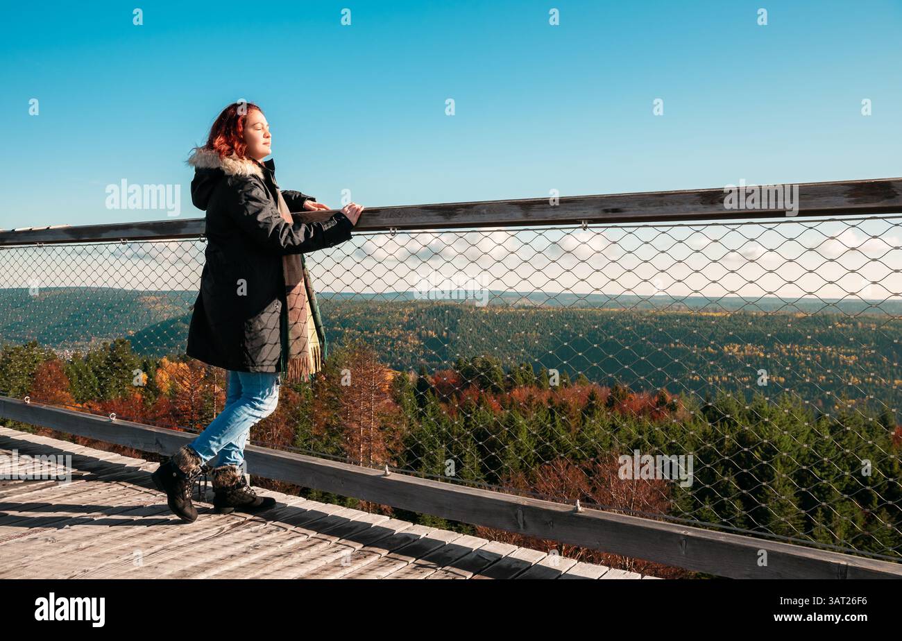 Femme voyageuse profitant de la vue sur la forêt noire d'un point de vue élevé à Bad Wildbad, Allemagne Banque D'Images