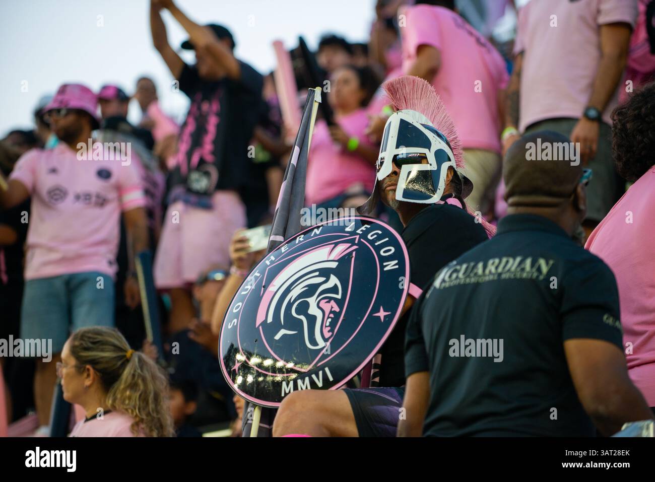 9 avril 2025. Un fan de la Southern Legion en Spartan Gear mène les supporters de l'Inter Miami lors d'un match en MLS au Chase Stadium. Crédit : Jose Luis Suerte. Banque D'Images