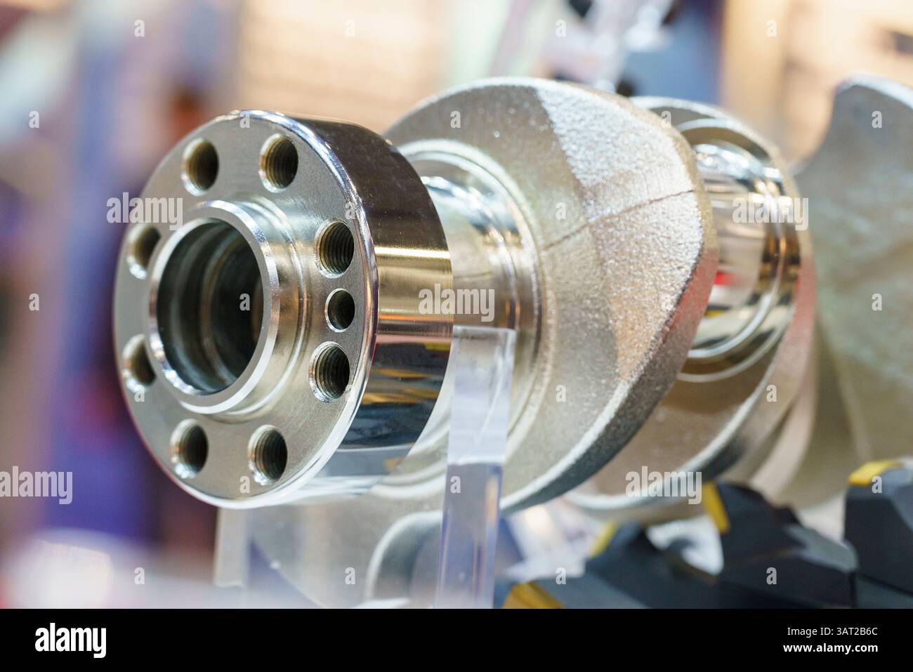 une cathétique du travail des métaux, surface métallique miroir lisse, vilebrequin, pièce métallique brillante Banque D'Images