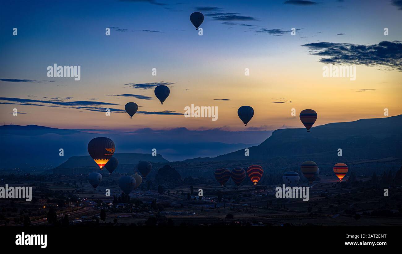 Montgolfières décollant au lever du soleil en cappadoce, turquie Banque D'Images