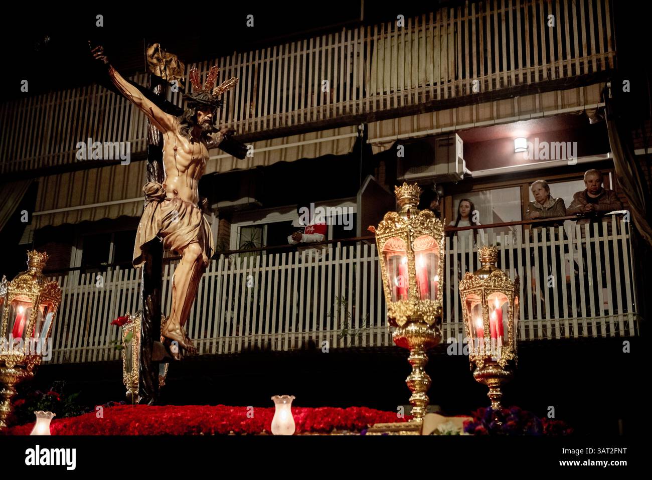 17 avril 2025, Cornella de Llobregat, Barcelone, Espagne : les gens dans un balcon regardent la procession du jeudi Maundy qui a eu lieu à Cornella de Llobregat, province de Barcelone, pendant les célébrations de la semaine Sainte. Crédit image : Jordi Boixareu/Alamy Live News. Banque D'Images
