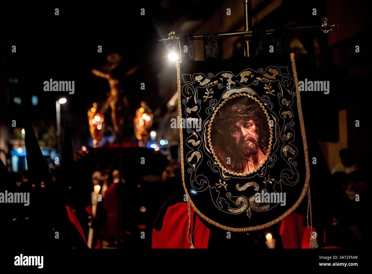 17 avril 2025, Cornella de Llobregat, Barcelone, Espagne : L'image du Christ sur une bannière pendant la procession du jeudi Saint tenue à Cornella de Llobregat, province de Barcelone, pendant les célébrations de la semaine Sainte. Crédit image : Jordi Boixareu/Alamy Live News. Banque D'Images