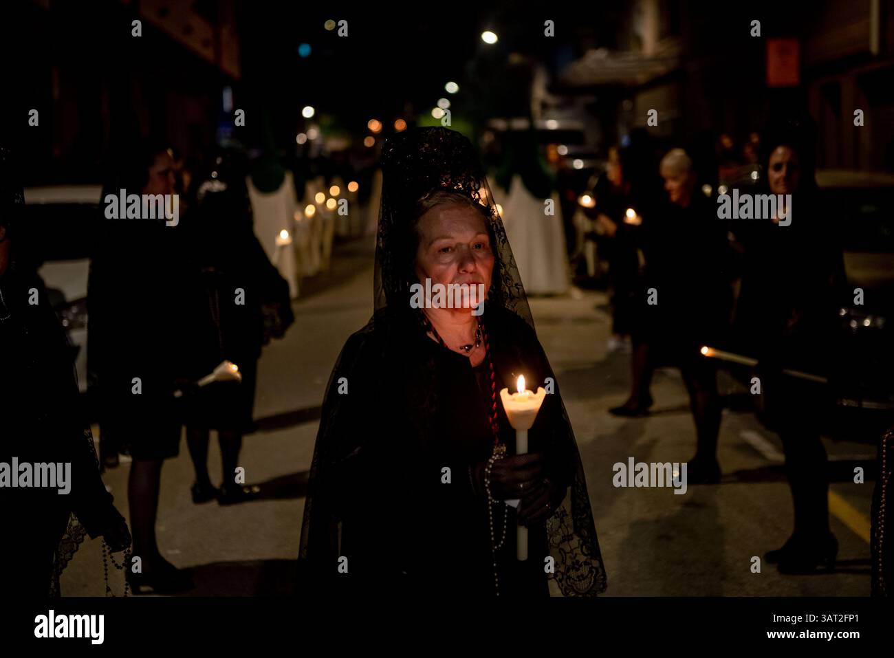 17 avril 2025, Cornella de Llobregat, Barcelone, Espagne : une femme vêtue du costume traditionnel la Mantilla participe à la procession du jeudi Maundy tenue à Cornella de Llobregat, province de Barcelone, pendant les célébrations de la semaine Sainte. Crédit image : Jordi Boixareu/Alamy Live News. Banque D'Images