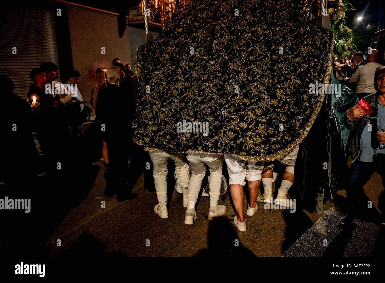 17 avril 2025, Cornella de Llobregat, Barcelone, Espagne : les pieds de Costaleros sont vus portant la statue de la Vierge Marie lors de la procession du jeudi Maundy tenue à Cornella de Llobregat, province de Barcelone, pour les célébrations de la semaine Sainte. Crédit image : Jordi Boixareu/Alamy Live News. Banque D'Images
