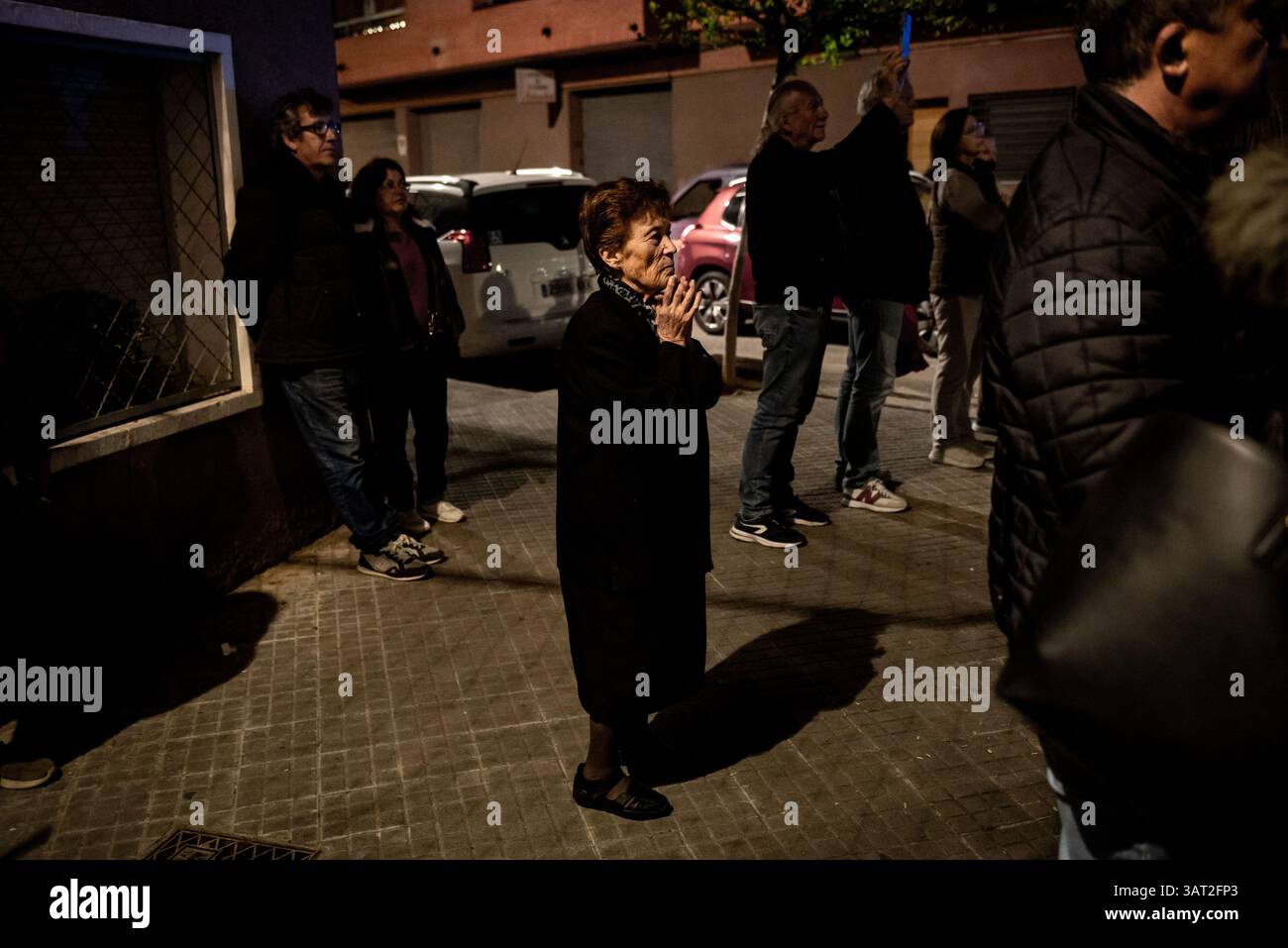 17 avril 2025, Cornella de Llobregat, Barcelone, Espagne : une femme regarde la procession du jeudi Maundy tenue à Cornella de Llobregat, province de Barcelone, pendant les célébrations de la semaine Sainte. Crédit image : Jordi Boixareu/Alamy Live News. Banque D'Images