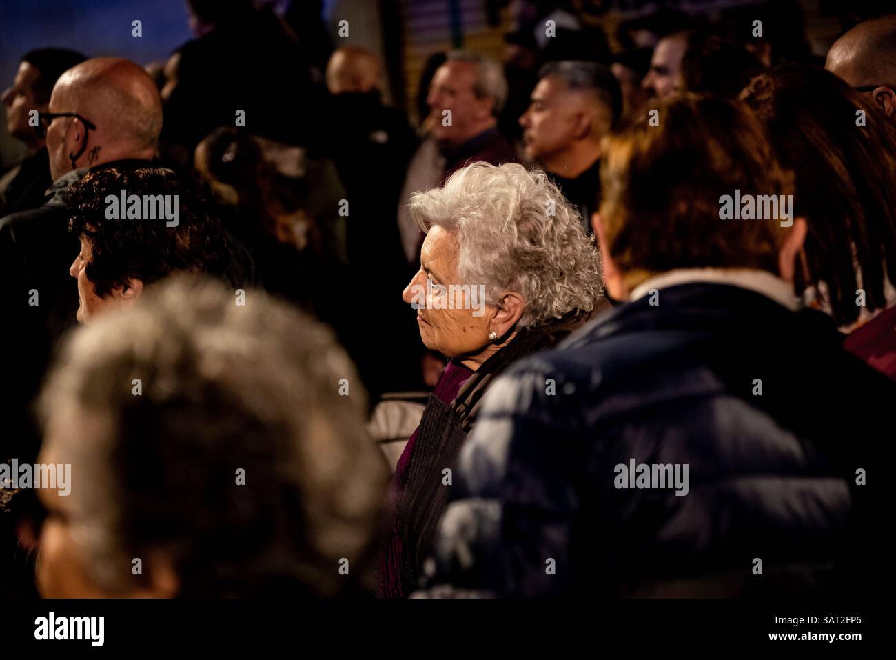 17 avril 2025, Cornella de Llobregat, Barcelone, Espagne : une femme regarde la procession du jeudi Maundy tenue à Cornella de Llobregat, province de Barcelone, pendant les célébrations de la semaine Sainte. Crédit image : Jordi Boixareu/Alamy Live News. Banque D'Images