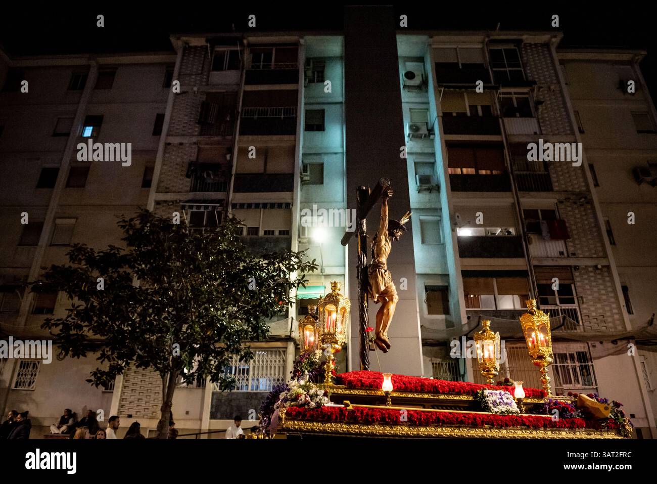18 avril 2025, Cornella de Llobregat, Barcelone, Espagne : la statue de Jésus-Christ est portée par des costaleros dans les rues de Cornella de Llobregat, province de Barcelone, pour la procession du jeudi Saint pendant les célébrations de la semaine Sainte. Crédit image : Jordi Boixareu/Alamy Live News. Banque D'Images