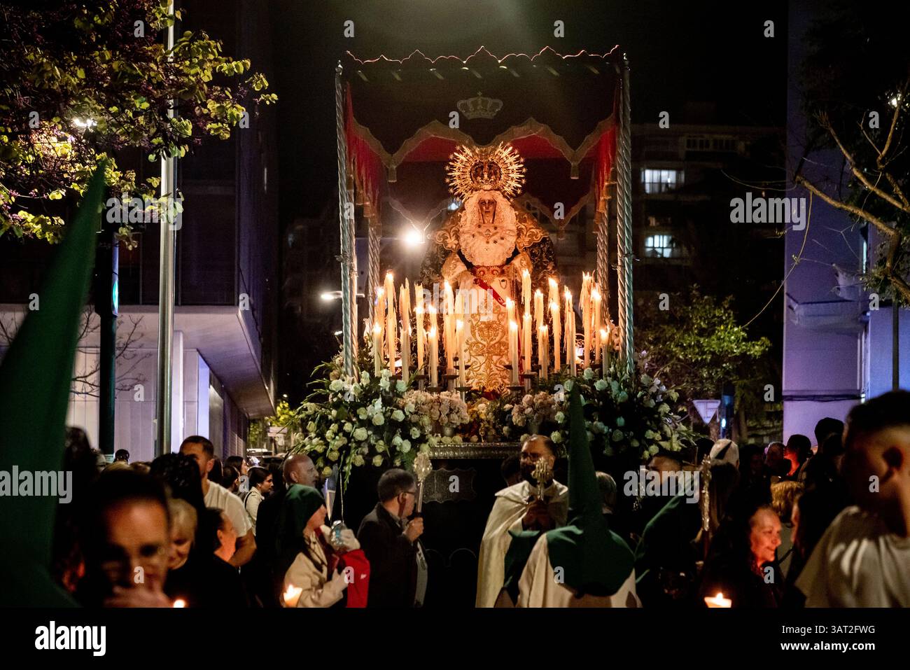 18 avril 2025, Cornella de Llobregat, Barcelone, Espagne : la statue de la Vierge Marie portée par des costaleros dans les rues de Cornella de Llobregat, province de Barcelone, pour la procession du jeudi Saint pendant les célébrations de la semaine Sainte. Crédit image : Jordi Boixareu/Alamy Live News. Banque D'Images