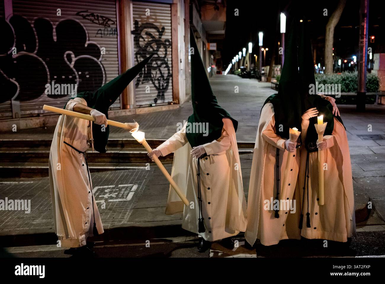 18 avril 2025, Cornella de Llobregat, Barcelone, Espagne : les pénitents cagoulés de la confrérie Cristo Buena Muerte participent à la procession du jeudi Maundy tenue à Cornella de Llobregat, province de Barcelone, pendant les célébrations de la semaine Sainte. Crédit image : Jordi Boixareu/Alamy Live News. Banque D'Images