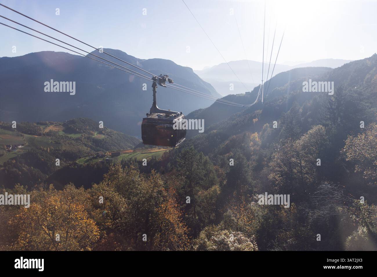 Téléphérique glissant au-dessus d'une vallée de montagne ensoleillée Banque D'Images