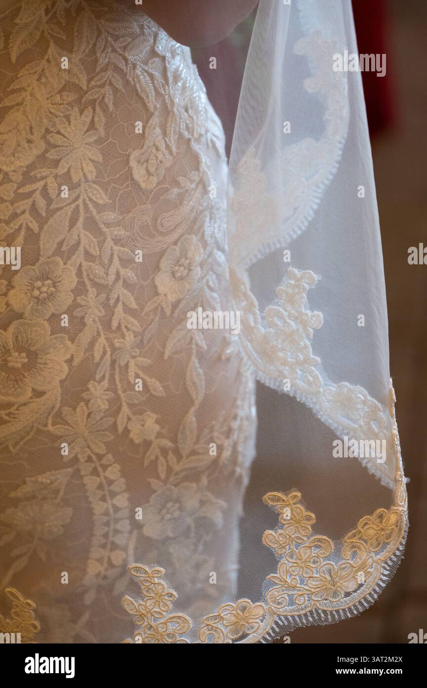 Détail de dentelle délicate sur voile de mariée et robe pour Ceremon de mariage Banque D'Images