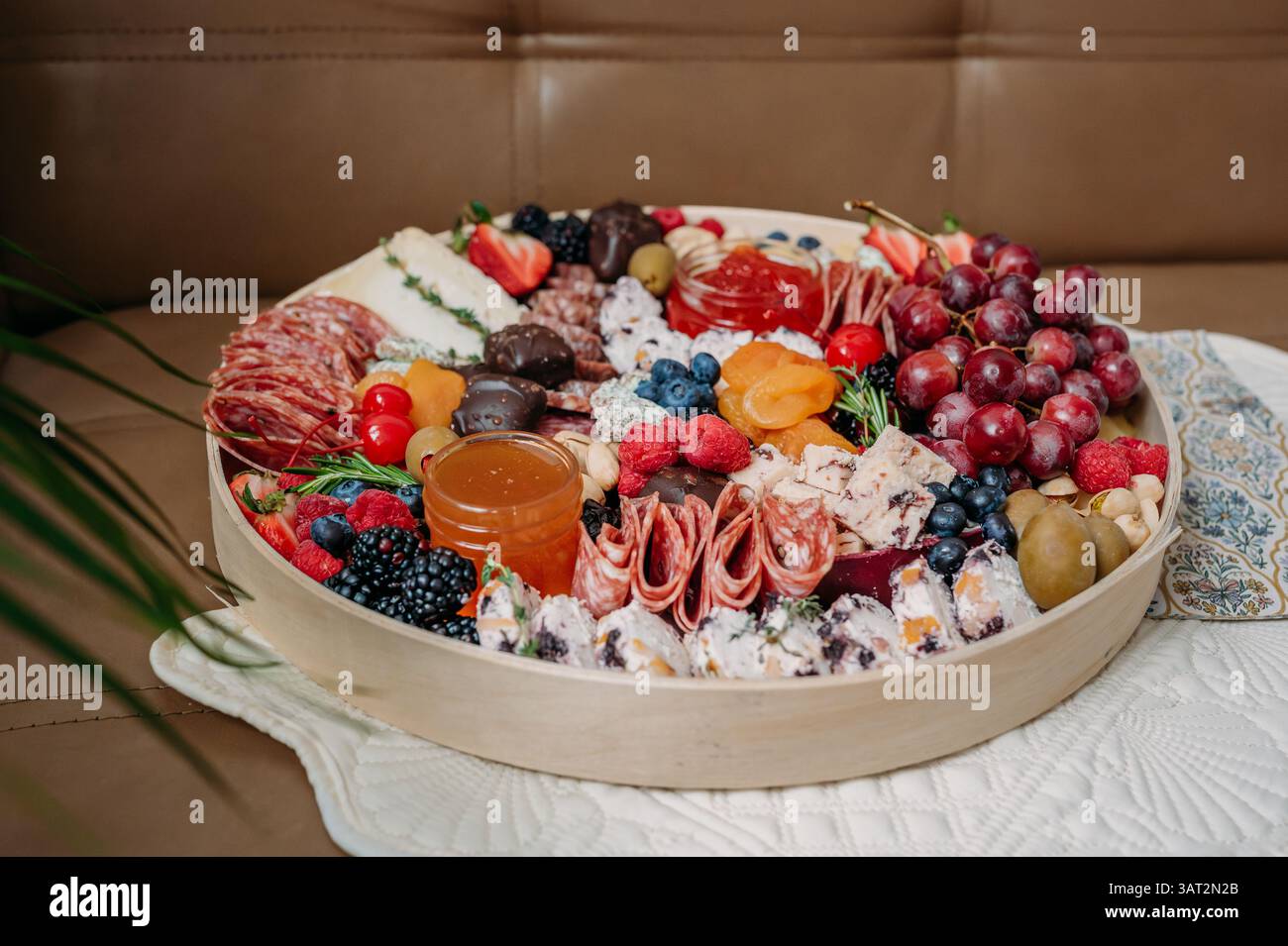 Planche de charcuterie avec fromage, viandes, fruits et conserves. Banque D'Images