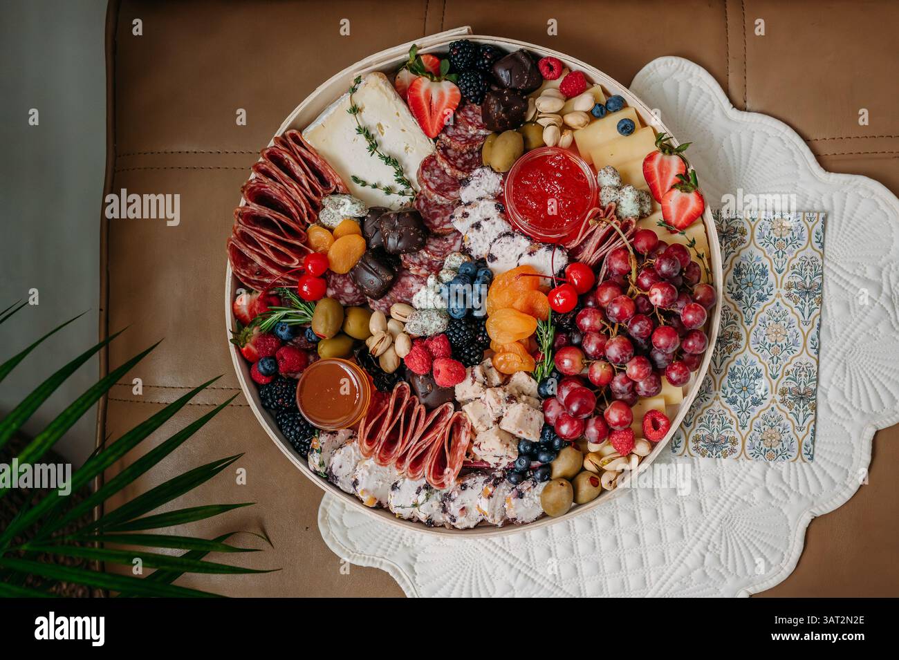 Planche de charcuterie avec fromage, viandes, fruits et conserves. Banque D'Images