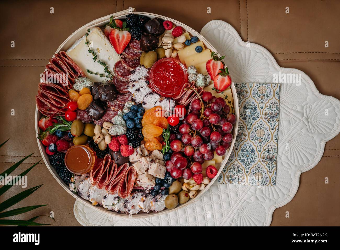 Planche de charcuterie avec fromage, viandes, fruits et conserves. Banque D'Images