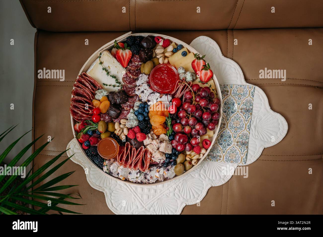 Planche de charcuterie avec fromage, viandes, fruits et conserves. Banque D'Images