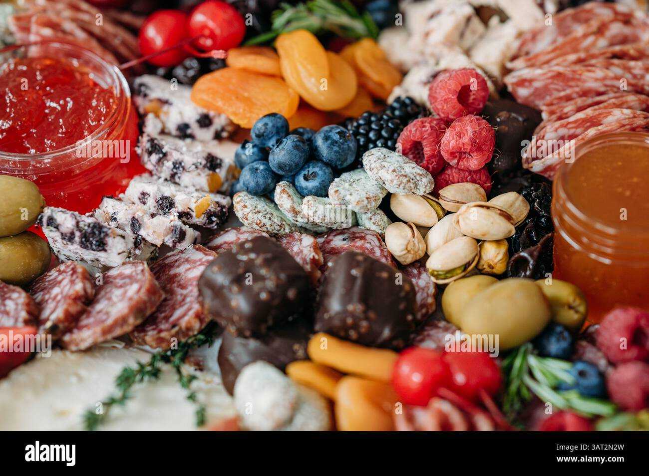 Gros plan de charcuterie avec viandes, fruits, fromages et mélange de noix. Banque D'Images