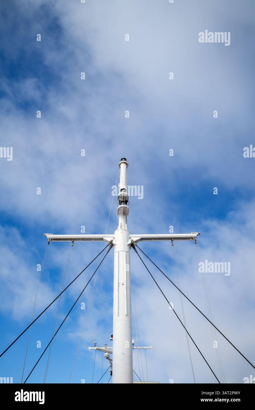 Mât d'un bateau à moteur blanc Banque D'Images