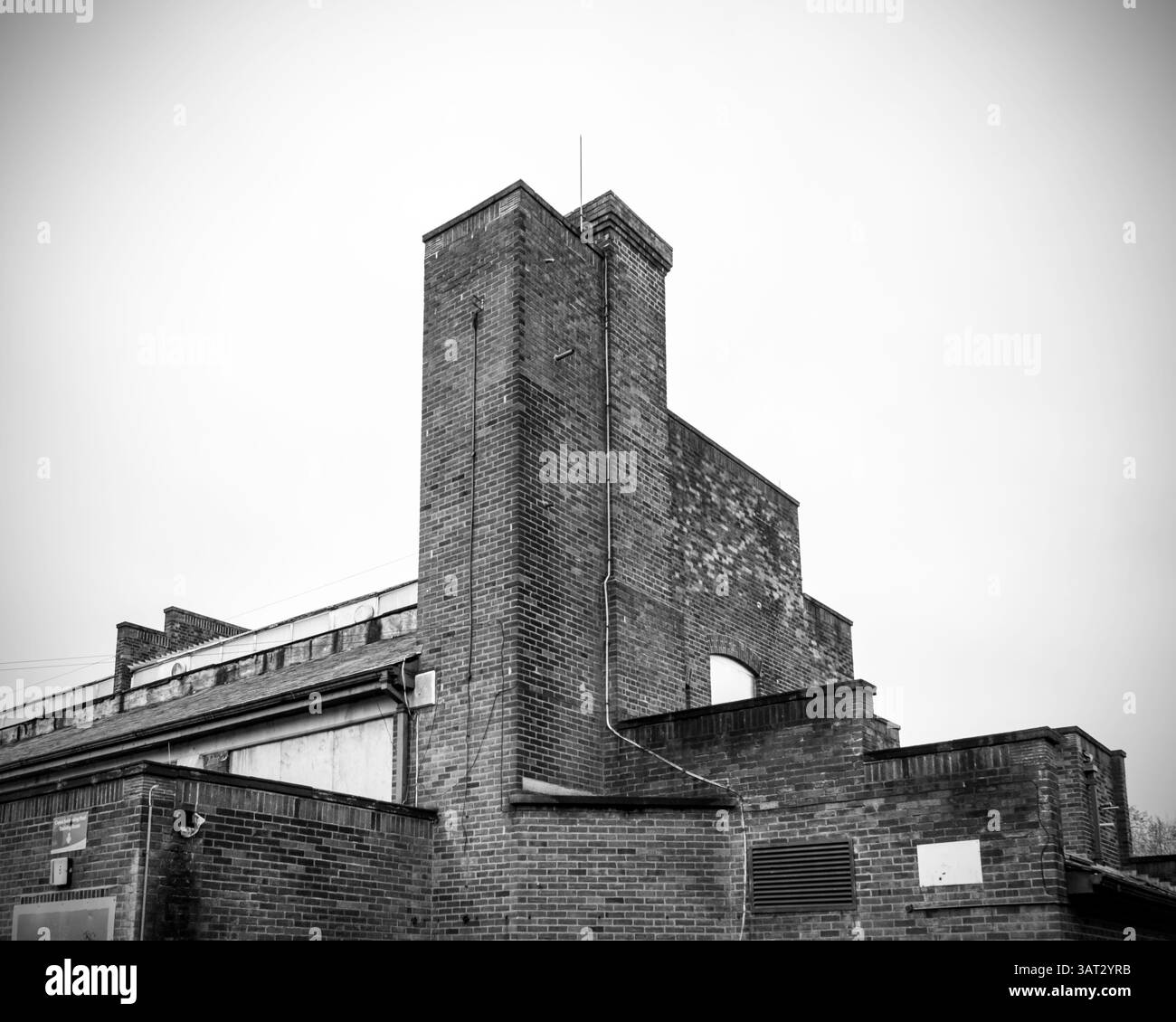 Détail noir et blanc d'un vieux bâtiment de style géorgien en brique à Crewe Cheshire Royaume-Uni Banque D'Images