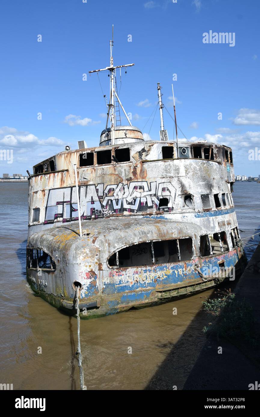 Un ancien ferry Mersey amarré près de la barrière de la Tamise a pris feu. Le MV Royal Iris a accueilli les premières apparitions télévisées des Beatles et Transported que Banque D'Images